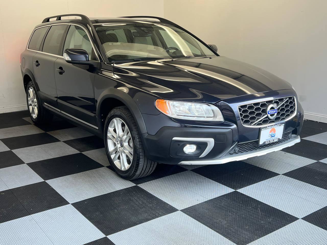 Used 2016 Volvo XC70 T5 Premier w/ Proximity Package FWD image 3