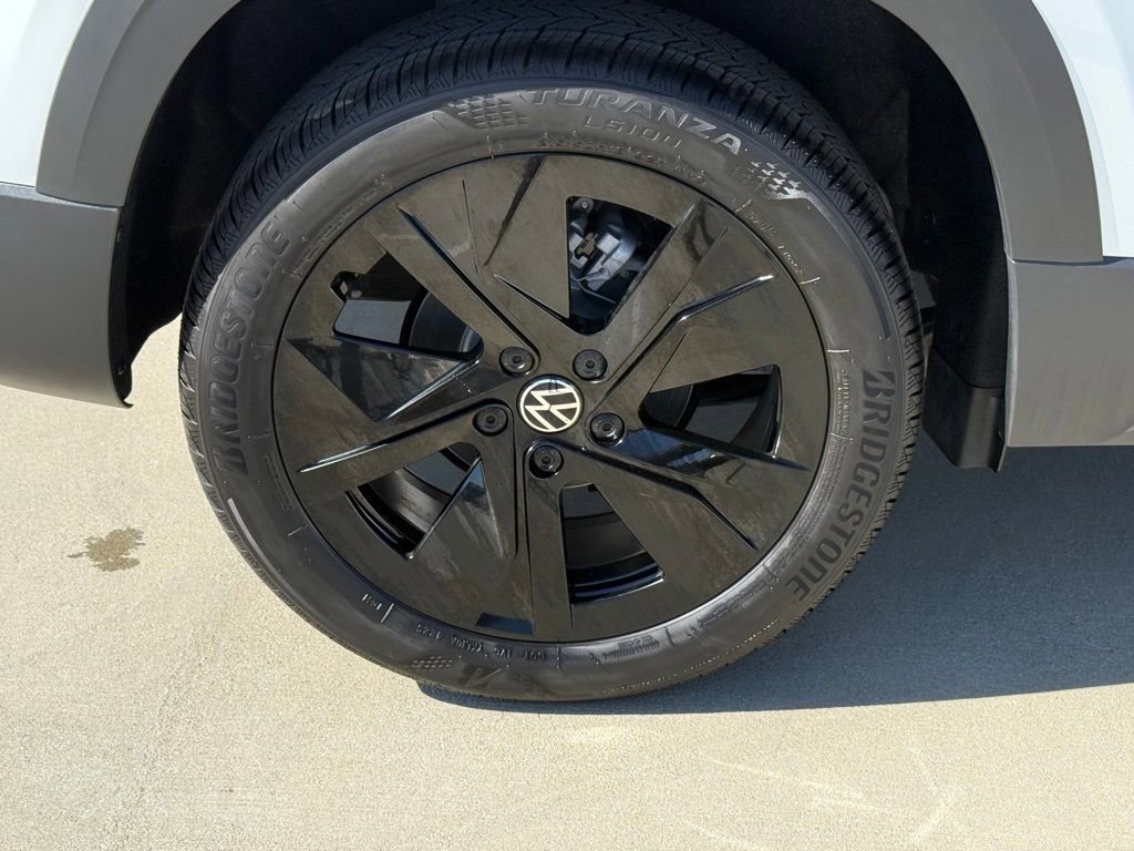 New 2026 Volkswagen Taos SE image 8