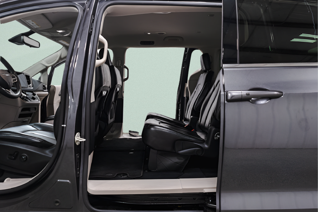 Used 2023 Chrysler Pacifica Touring-L FWD image 39
