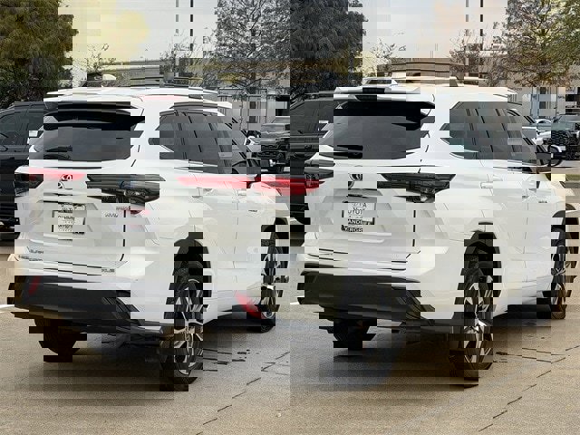 Used 2020 Toyota Highlander XLE image 4