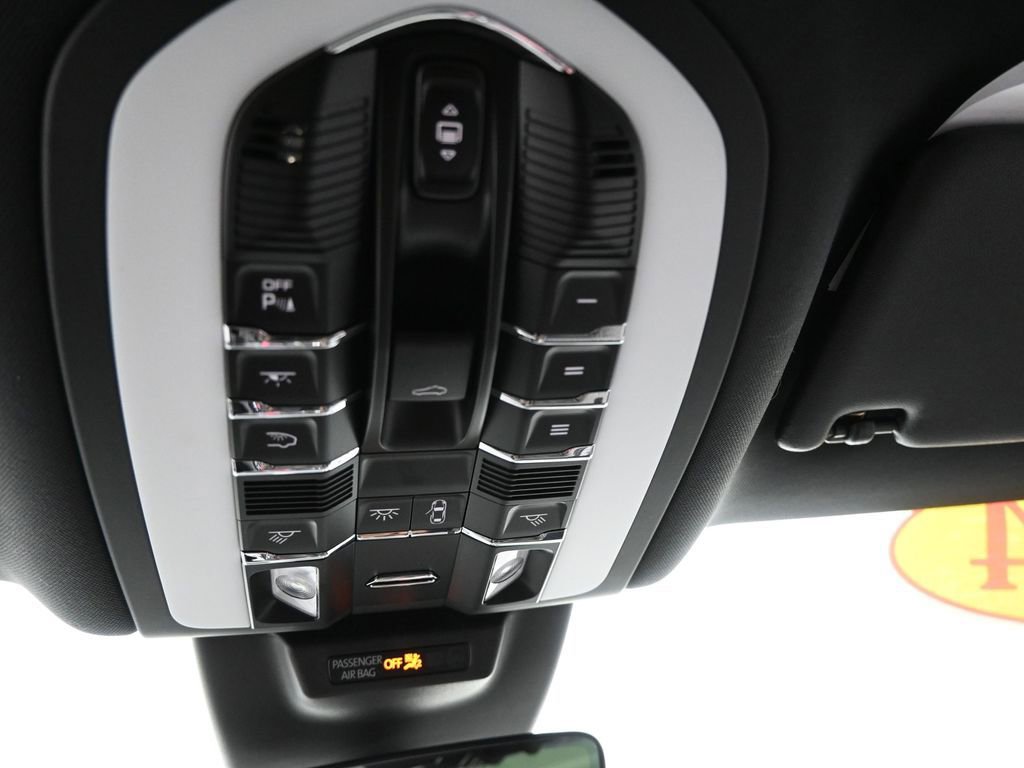 Used 2024 Porsche Macan Turbo image 39