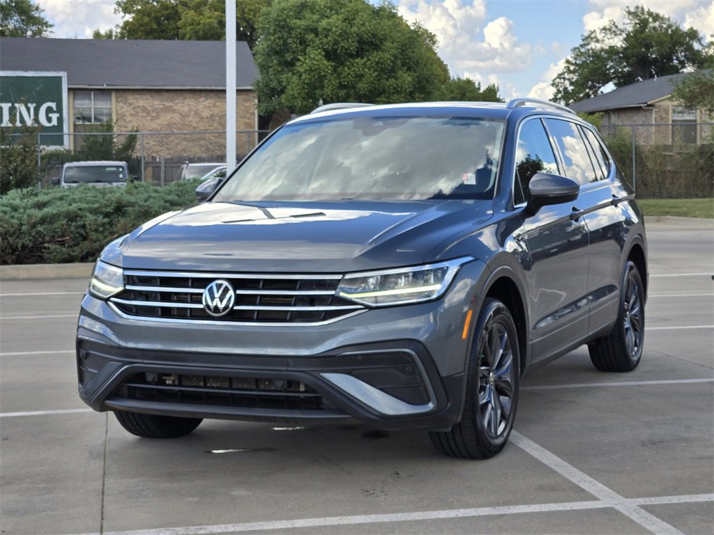 Used 2023 Volkswagen Tiguan SE w/ Panoramic Sunroof Package image 4