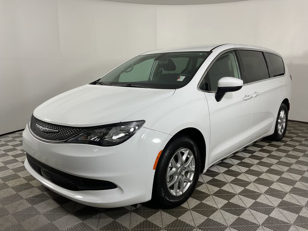Used 2022 Chrysler Voyager LX image 4