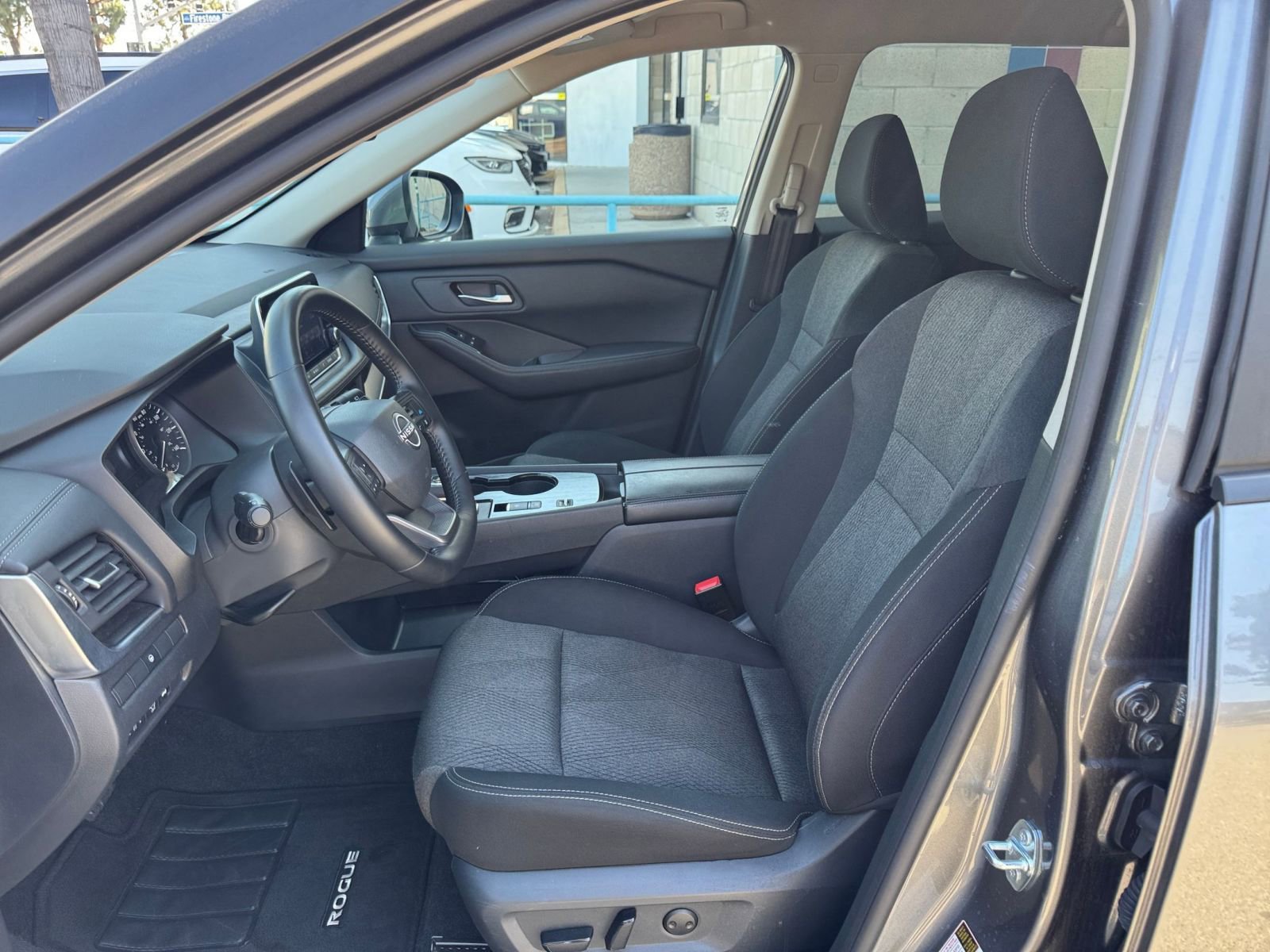 Used 2025 Nissan Rogue SV FWD image 29
