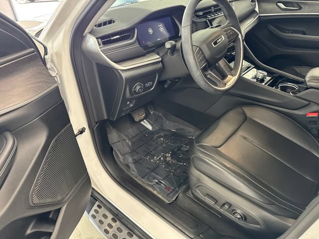 Used 2023 Jeep Grand Cherokee Limited w/ Black Appearance Package AWD/4WD image 17