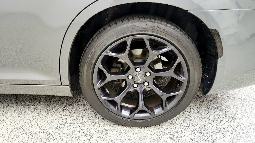 Used 2019 Chrysler 300 S RWD image 9