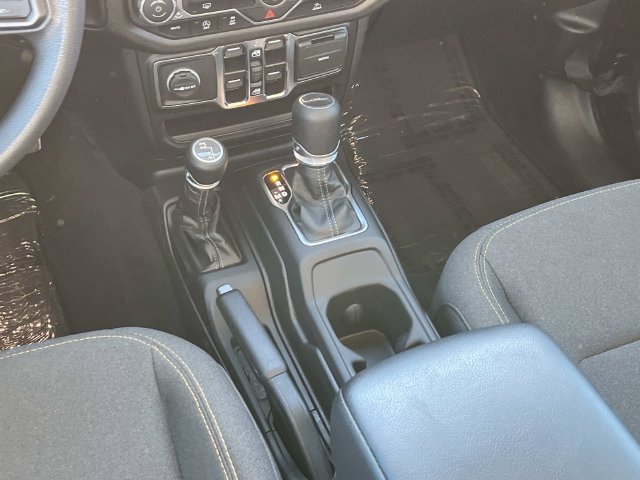 Used 2025 Jeep Gladiator Mojave AWD/4WD image 15