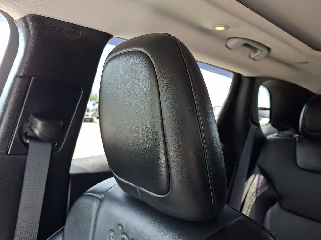 Used 2022 Jeep Cherokee Latitude Lux w/ Sun & Sound Group AWD/4WD image 18