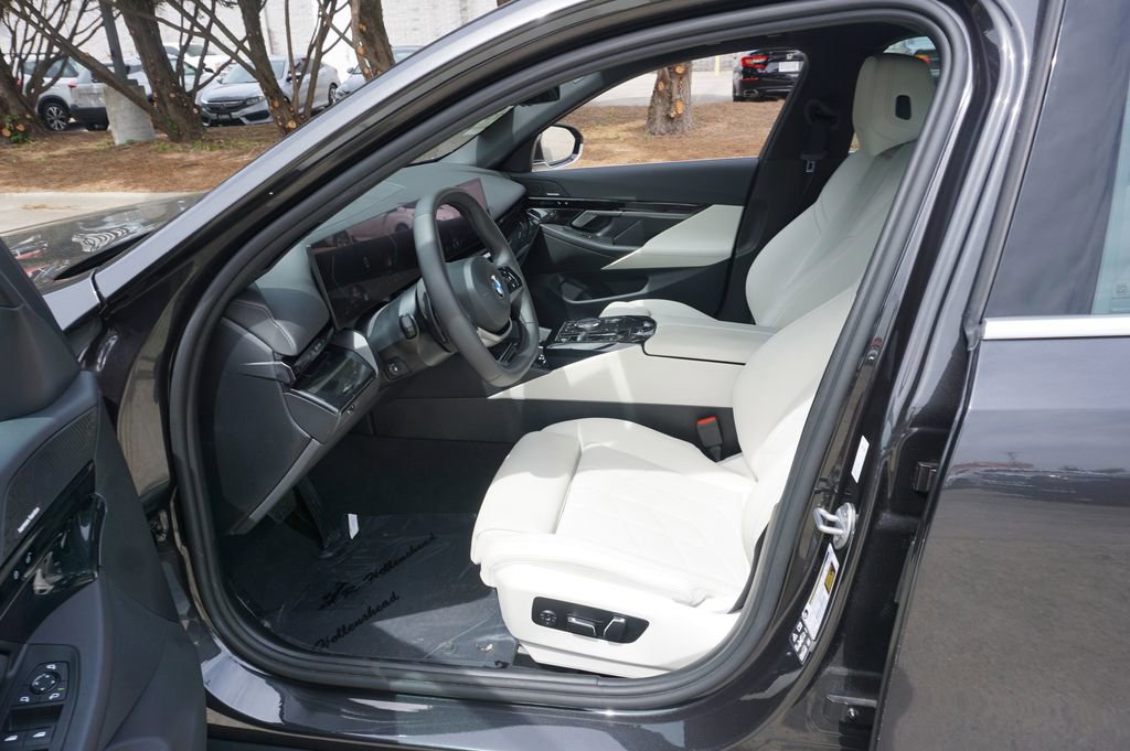 Used 2025 BMW 530i xDrive w/ Premium Package image 2