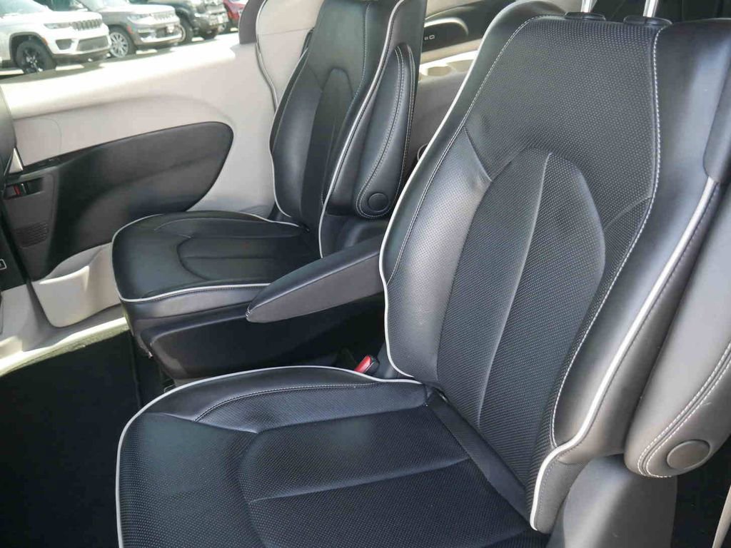 Certified 2022 Chrysler Pacifica Limited FWD image 17
