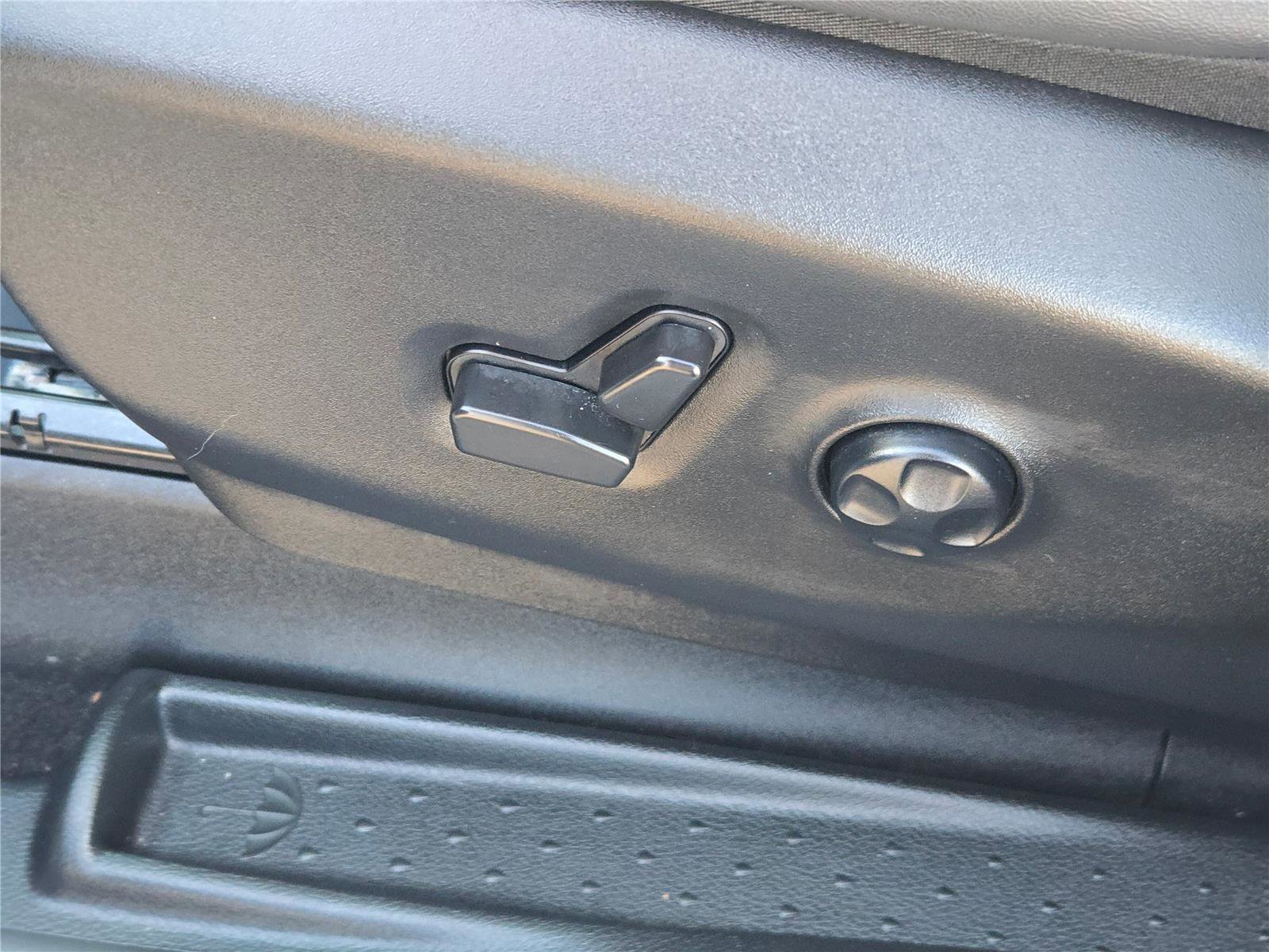 Used 2025 Chrysler Pacifica Select FWD image 28