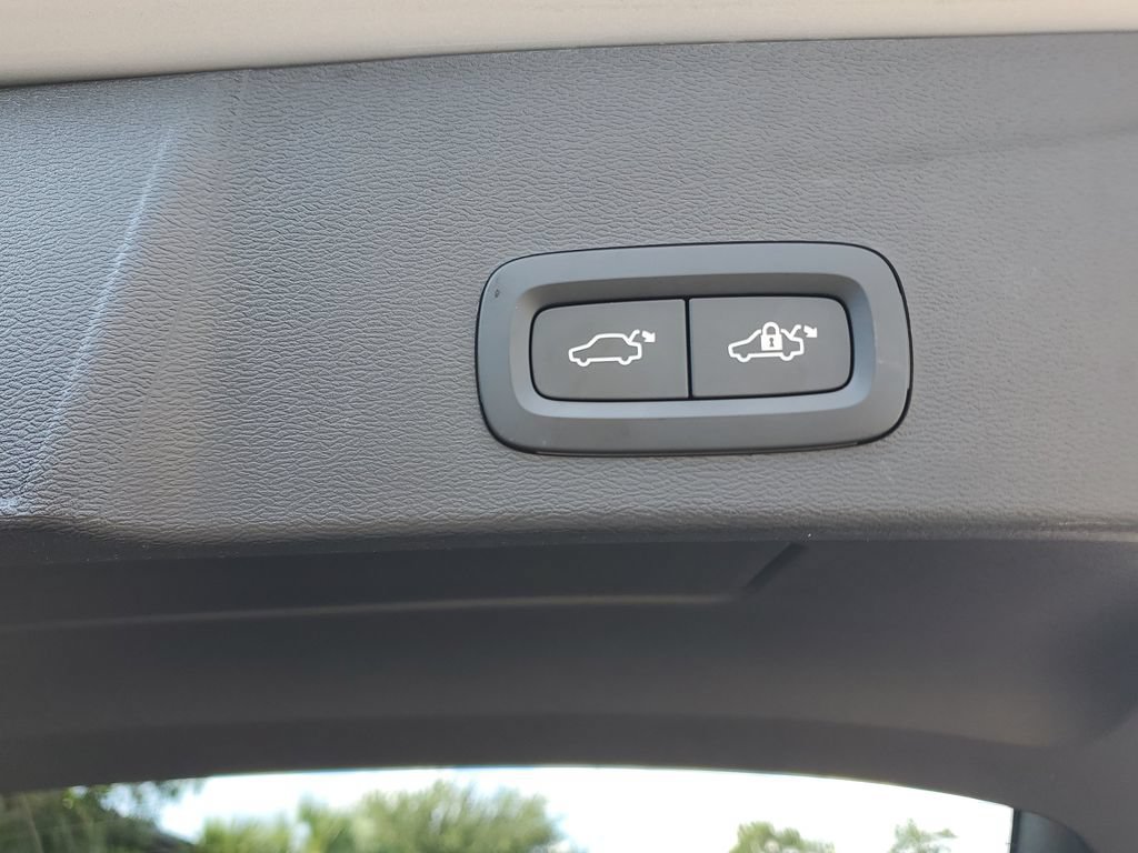 Used 2025 Volvo XC40 B5 Plus AWD/4WD image 16