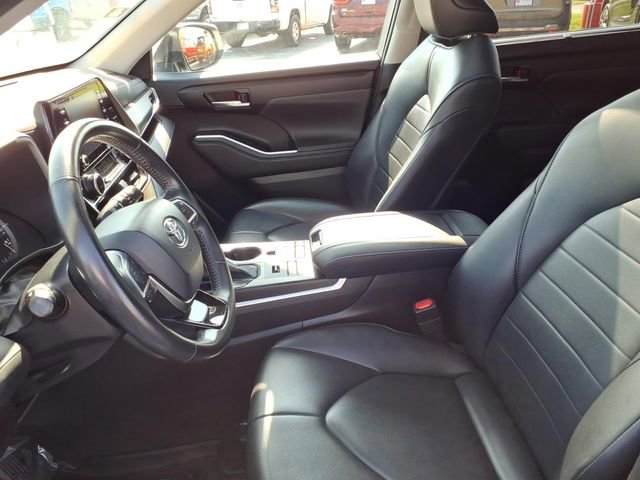 Used 2021 Toyota Highlander XLE AWD/4WD image 12