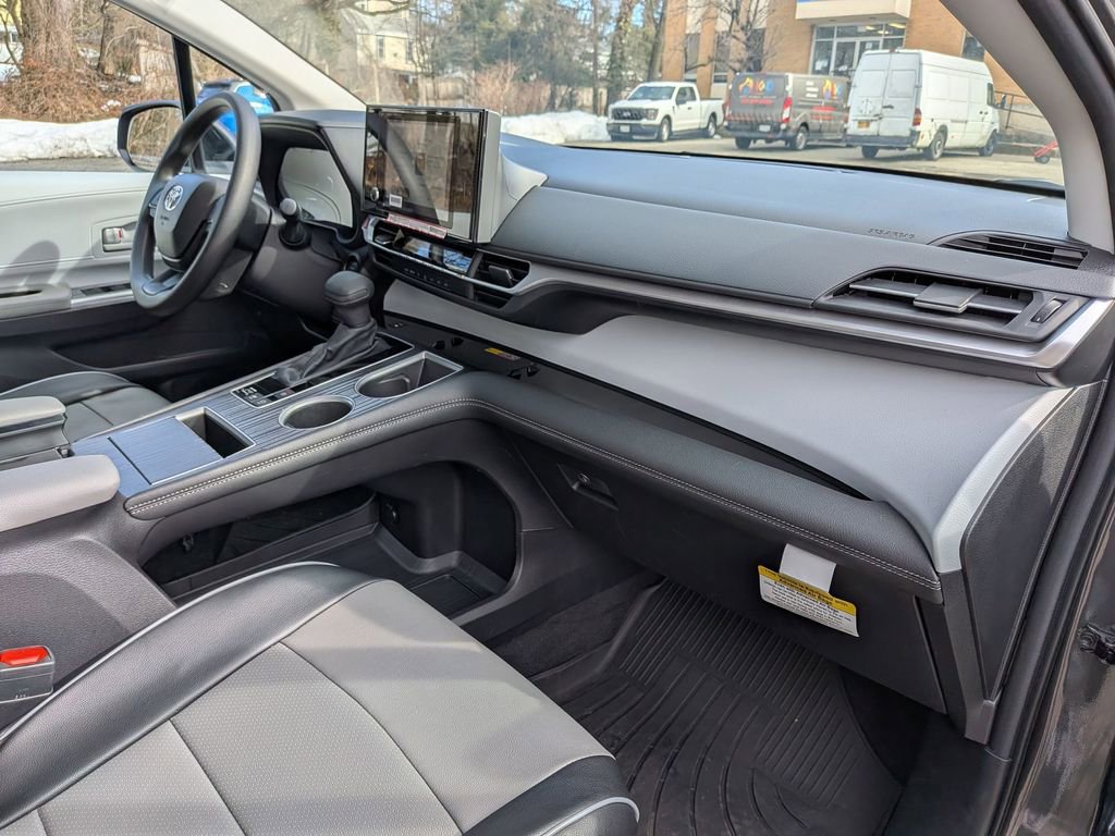 Used 2025 Toyota Sienna LE w/ LE Plus Package image 29