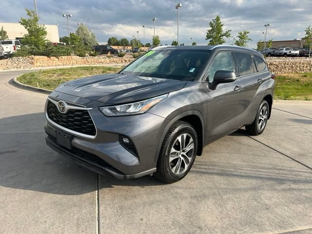 Used 2020 Toyota Highlander XLE AWD/4WD image 3