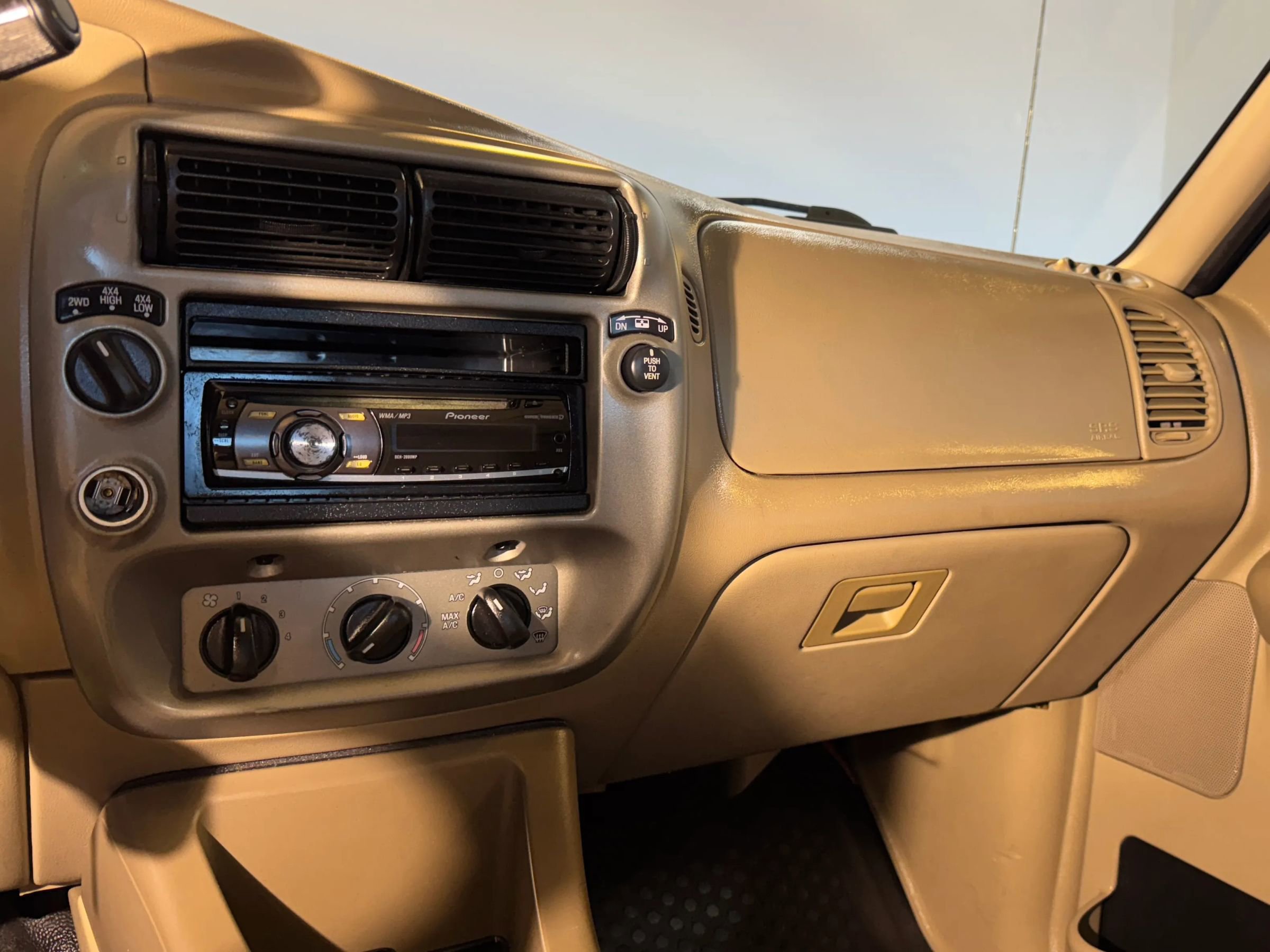 Used 2004 Ford Explorer Sport Trac XLT image 14