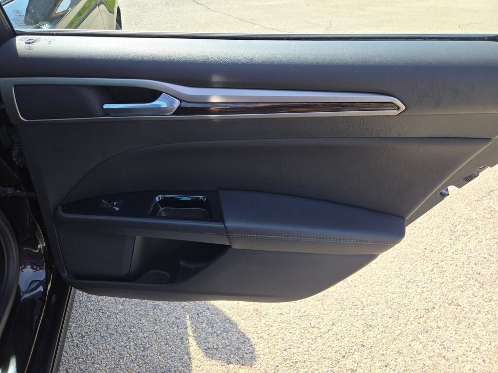 Used 2014 Ford Fusion SE w/ Equipment Group 202A FWD image 9