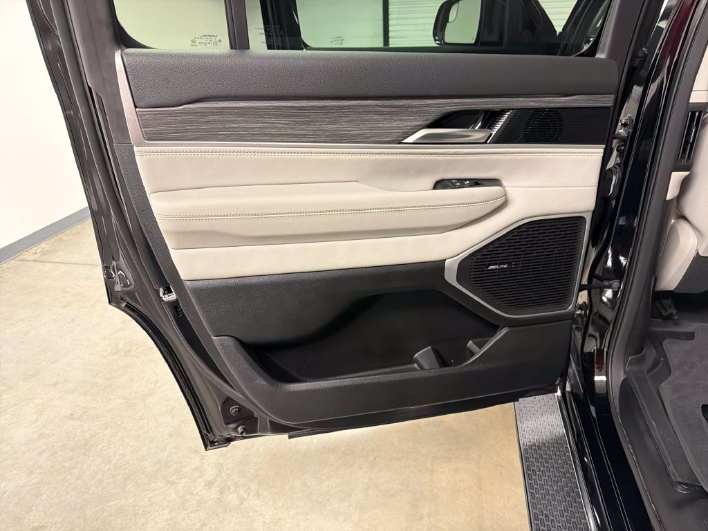 Used 2023 Jeep Wagoneer Series III w/ Preferred Equipment Group RWD image 31