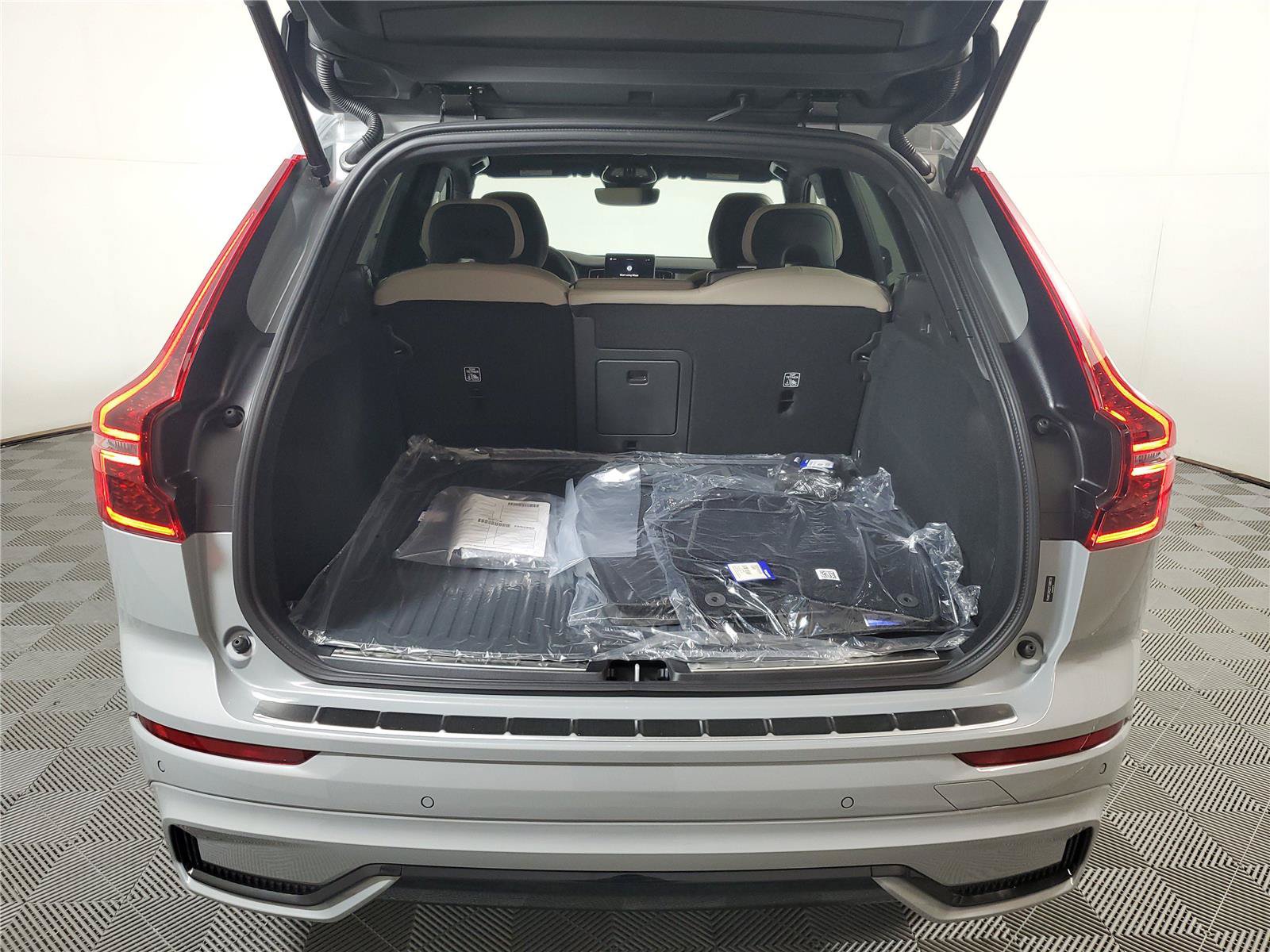 New 2026 Volvo XC60 B5 Plus w/ Protection Package Premier AWD/4WD image 9