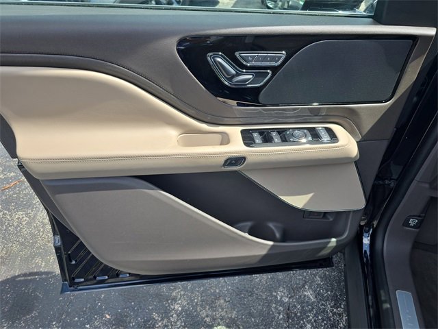 Used 2024 Lincoln Aviator Premiere w/ Premium Package image 18