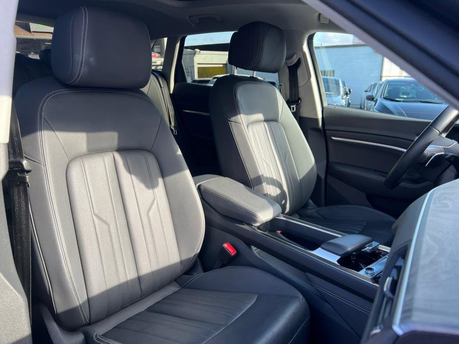 Used 2023 Audi e-tron Premium Plus w/ Premium Plus Package image 30