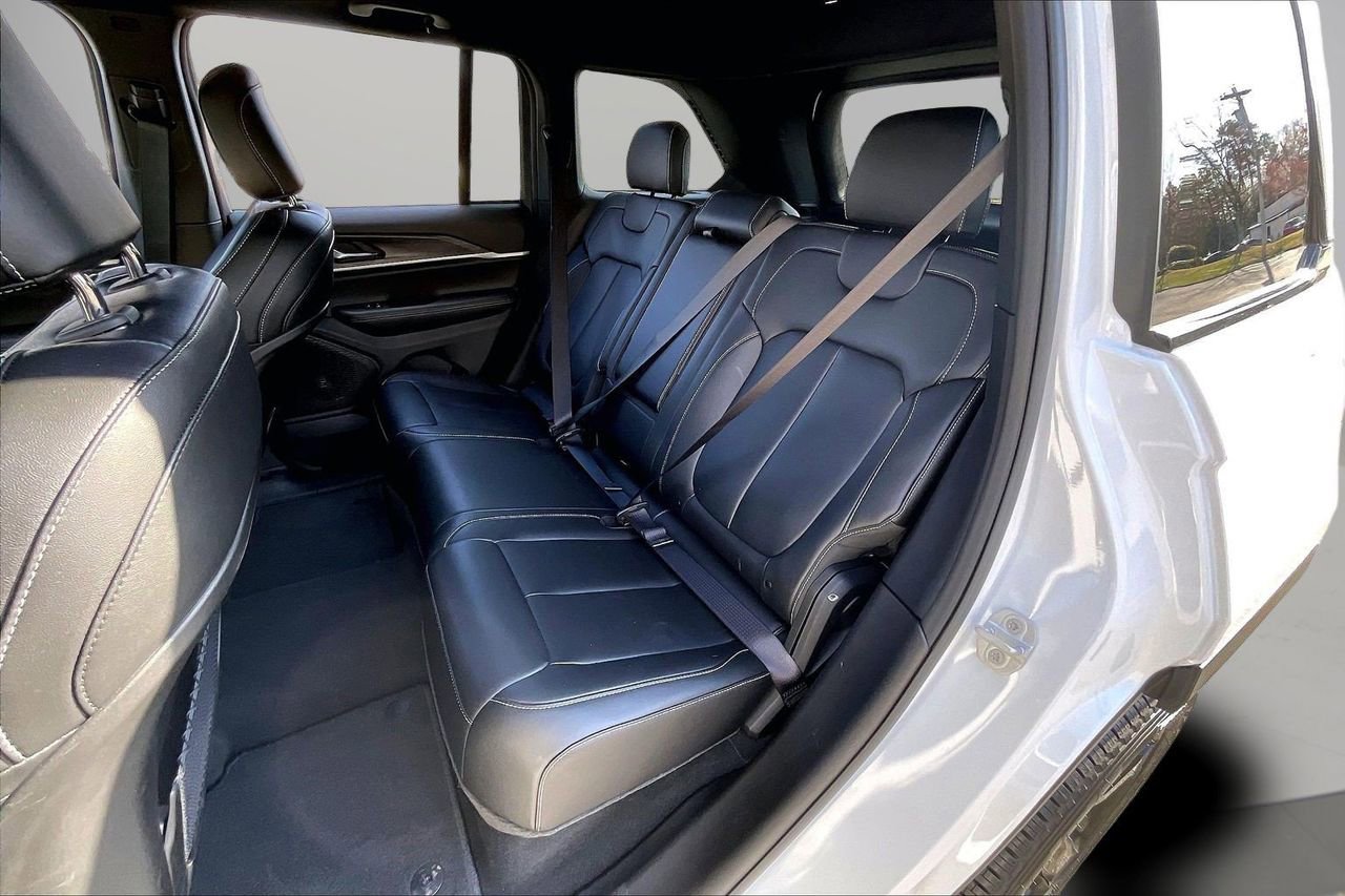 Certified 2025 Jeep Grand Cherokee Limited w/ Black Appearance Package image 23