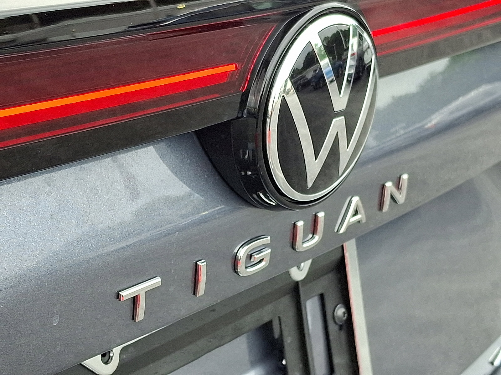 New 2025 Volkswagen Tiguan SE image 13