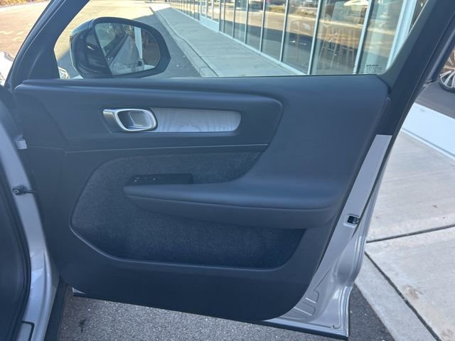 Certified 2025 Volvo XC40 B5 Plus AWD/4WD image 14