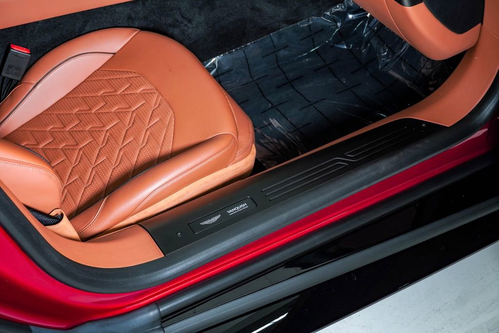 Used 2025 Aston Martin Vanquish RWD image 19