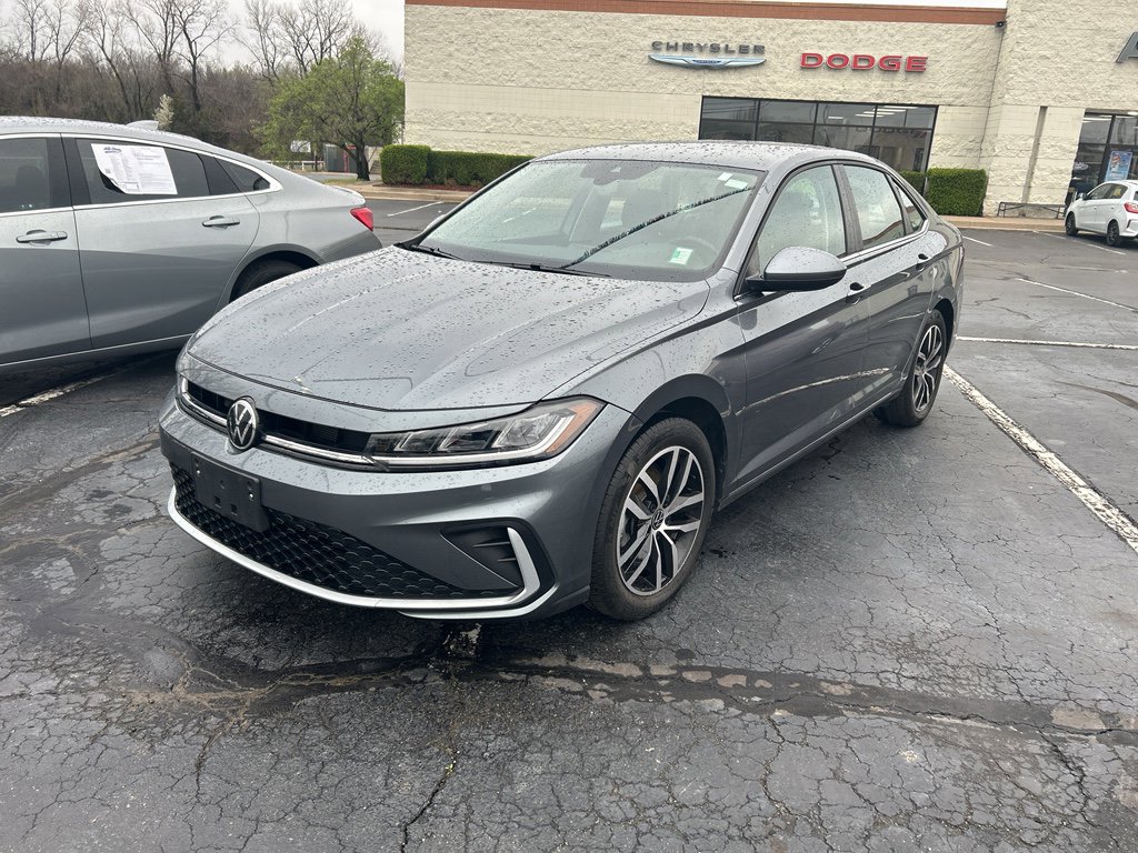 Used 2025 Volkswagen Jetta SE image 2