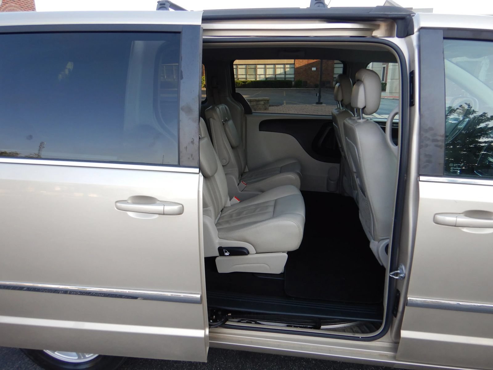 Used 2013 Chrysler Town & Country Touring FWD image 21