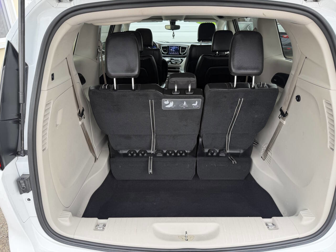 Used 2018 Chrysler Pacifica Touring-L w/ Tire & Wheel Group image 7