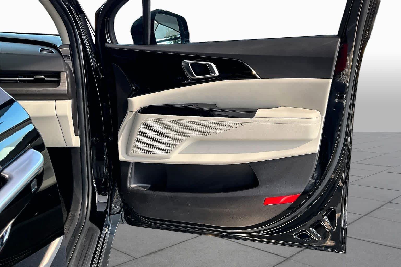 Used 2024 Kia Carnival EX FWD image 23