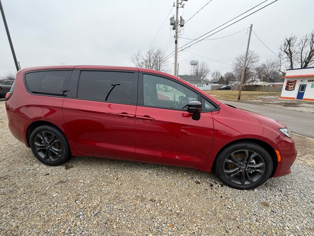 New 2026 Chrysler Pacifica Select FWD image 2