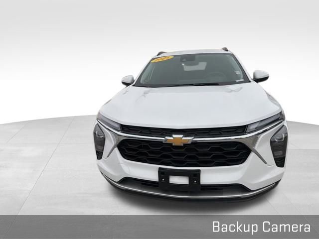 Used 2025 Chevrolet Trax LT w/ LT Convenience Package image 5