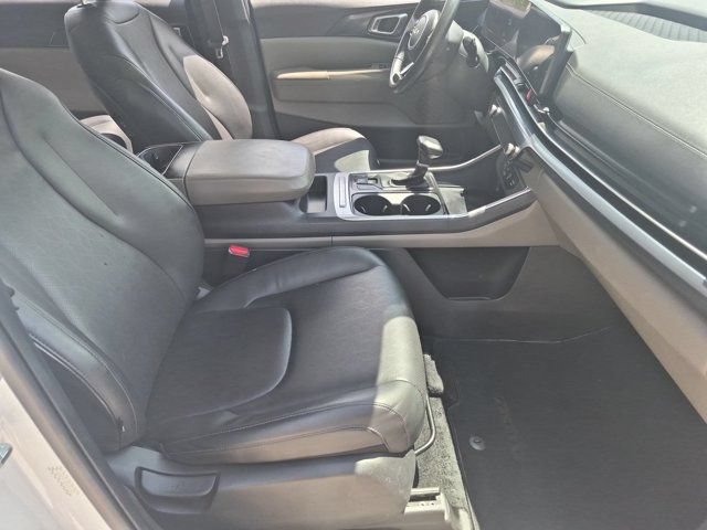 Used 2025 Kia Carnival FWD image 32