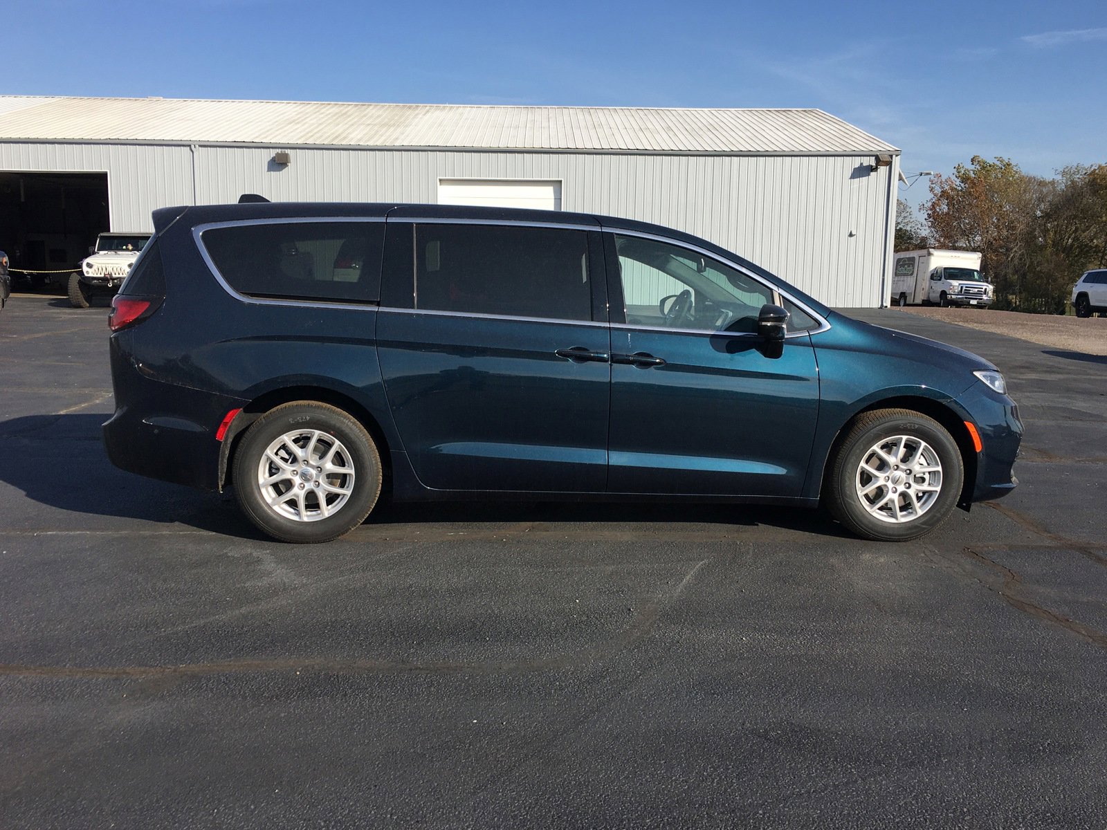 New 2025 Chrysler Pacifica Select image 2