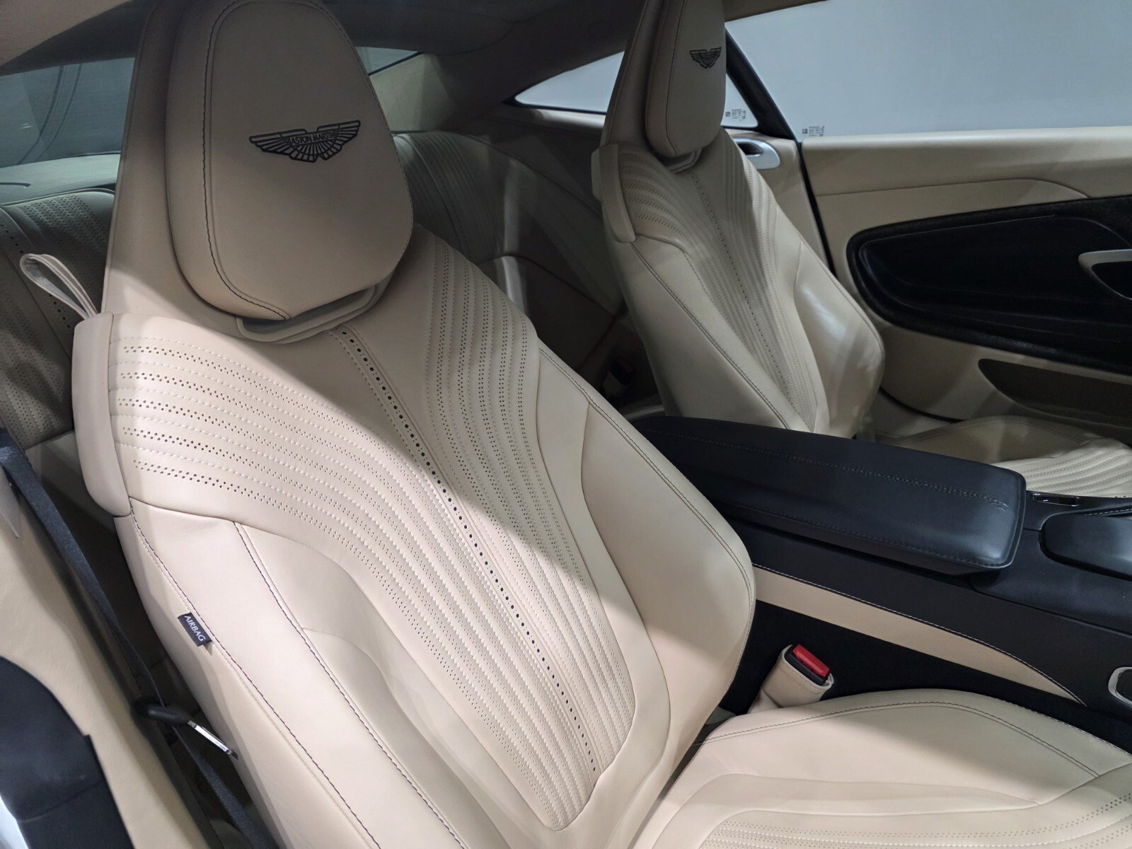 Used 2023 Aston Martin DB11 Coupe RWD image 20