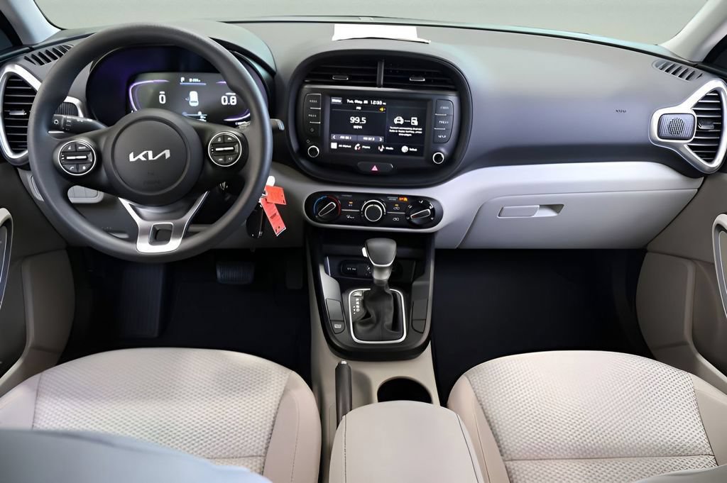 Used 2025 Kia Soul LX w/ LX Technology Package FWD image 17