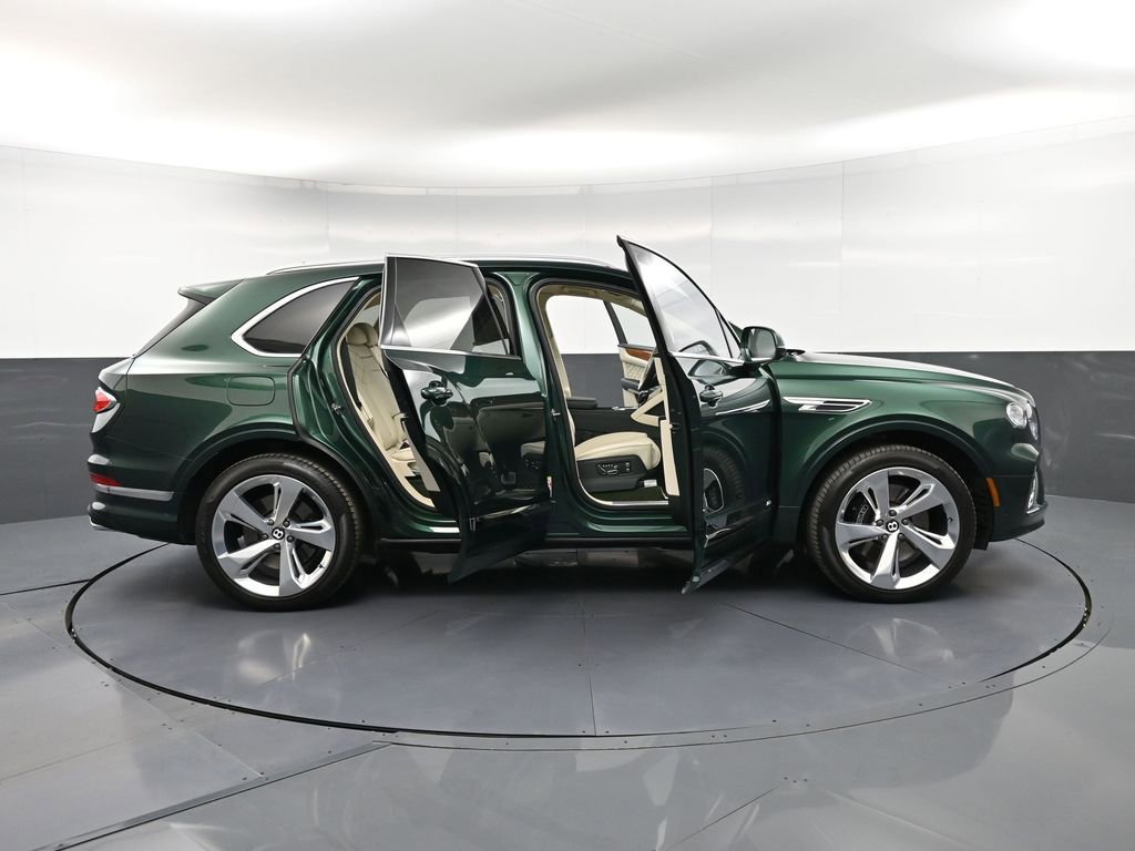 Used 2022 Bentley Bentayga AWD/4WD image 39