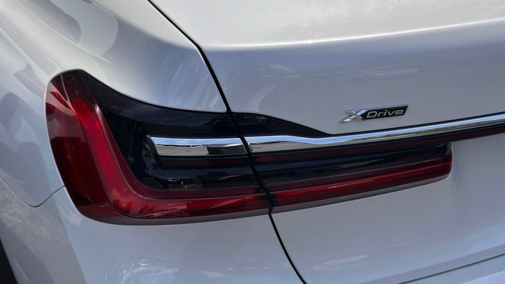 Used 2020 BMW 745e xDrive AWD/4WD image 10