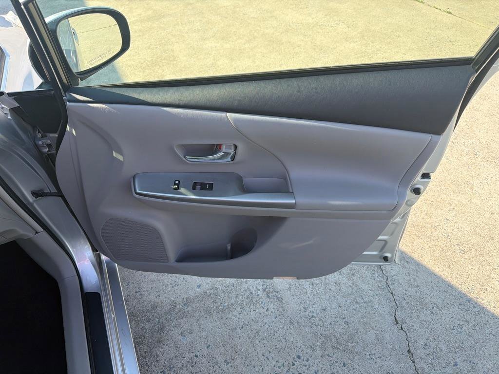 Used 2016 Toyota Prius V Five image 28