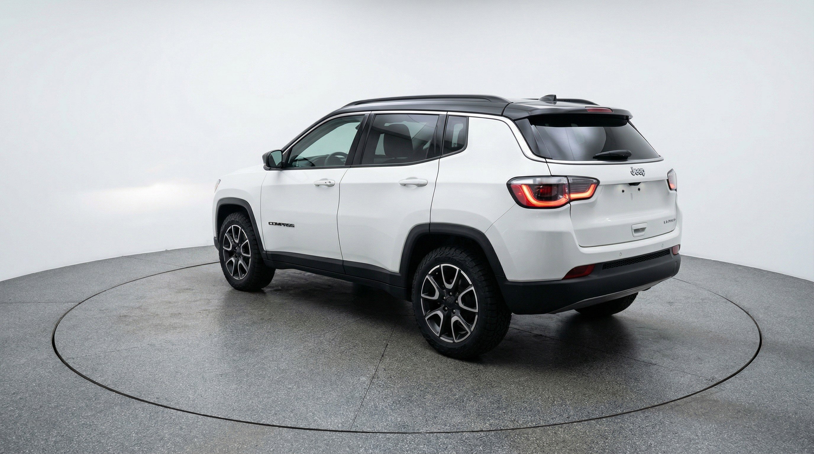 Used 2025 Jeep Compass Trailhawk image 6