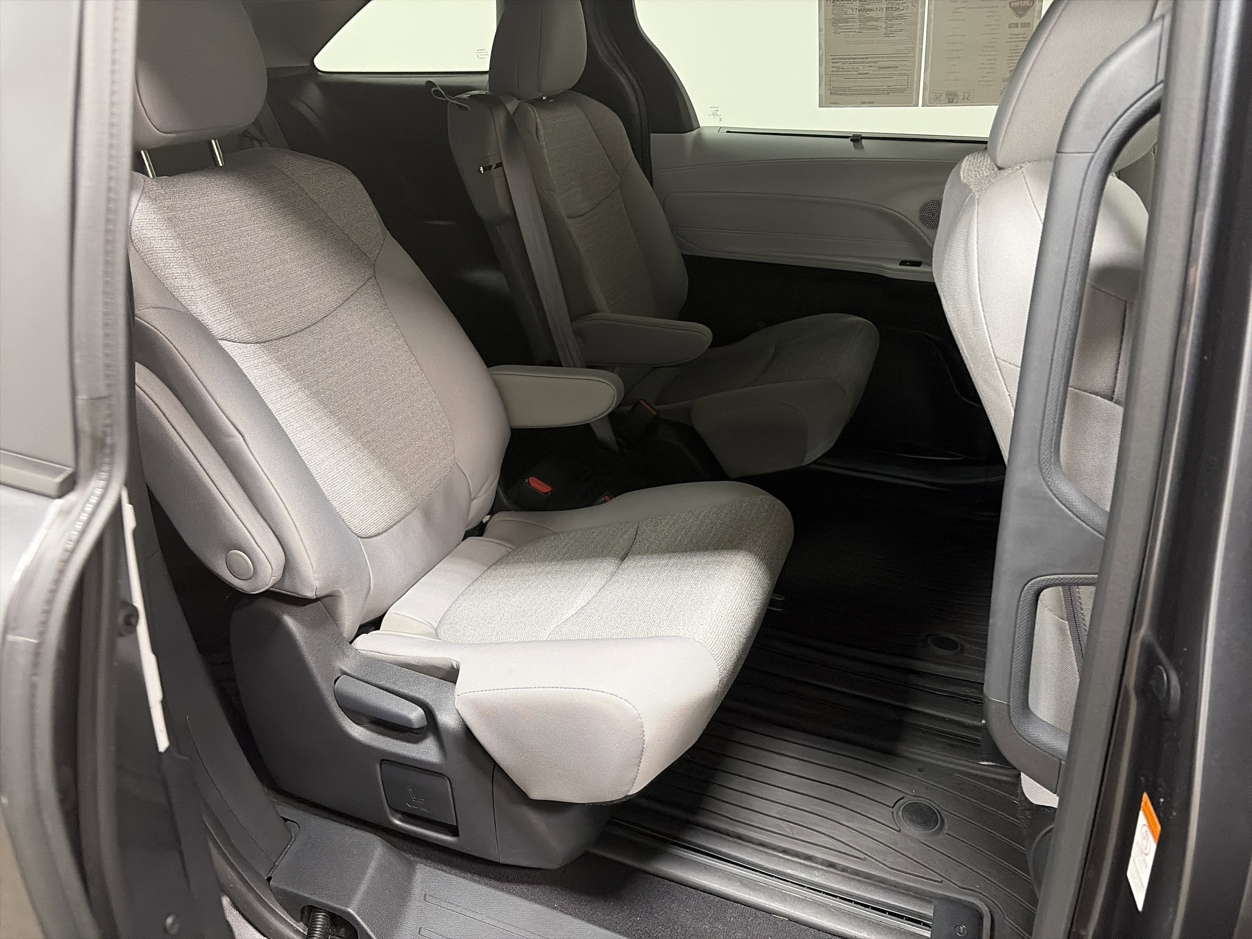 Used 2025 Toyota Sienna LE image 28