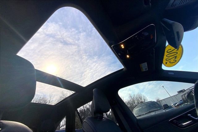 Used 2025 Mercedes-Benz GLC 300 4MATIC image 11