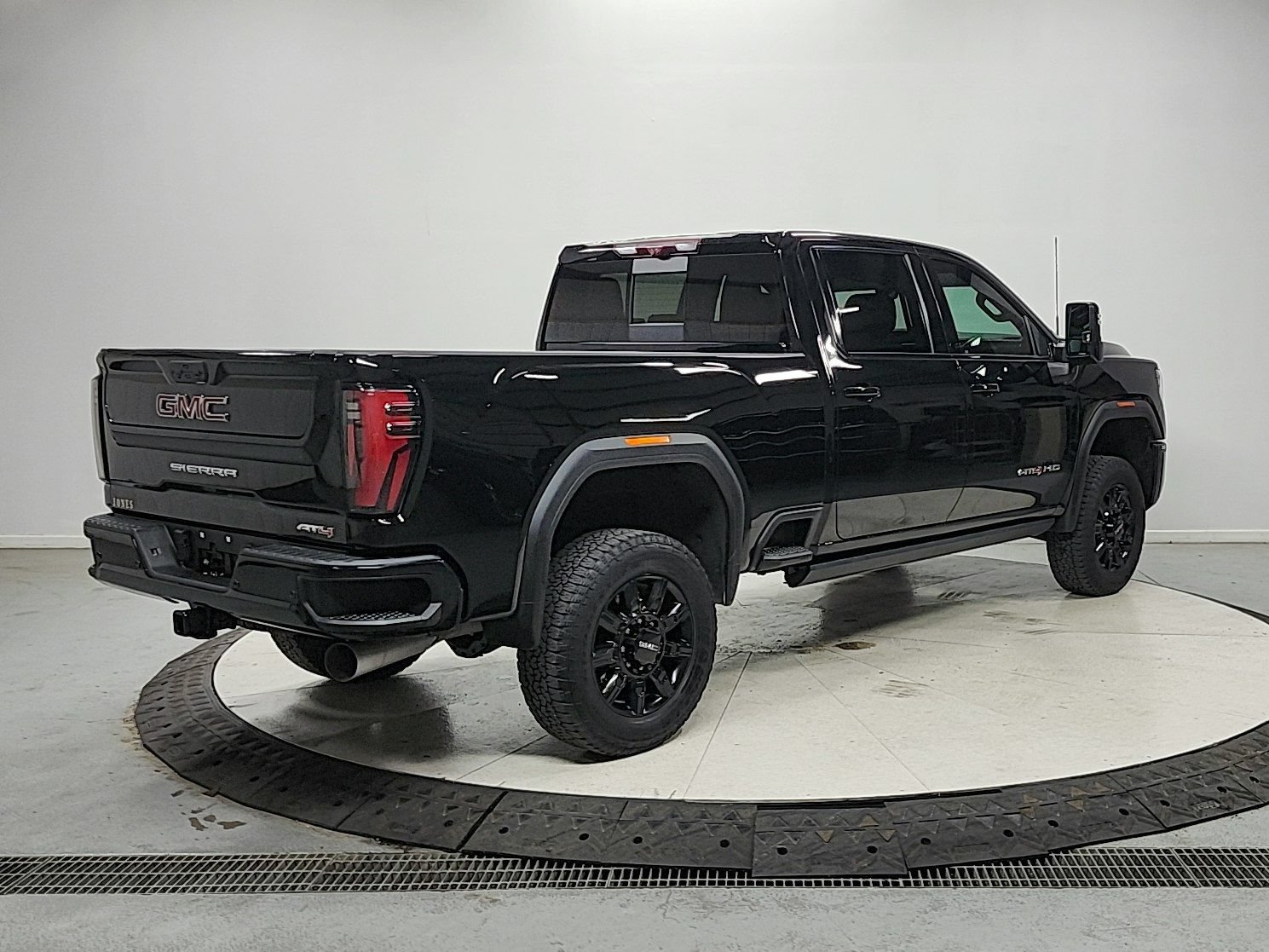Used 2024 GMC Sierra 2500 AT4 w/ AT4 Premium Plus Package AWD/4WD image 7