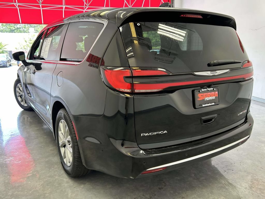 Used 2026 Chrysler Pacifica Limited FWD image 5