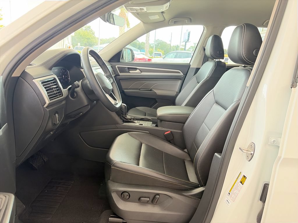Certified 2023 Volkswagen Atlas SE w/ Black Wheel Package FWD image 9