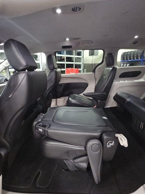 Used 2024 Chrysler Pacifica Touring-L image 34
