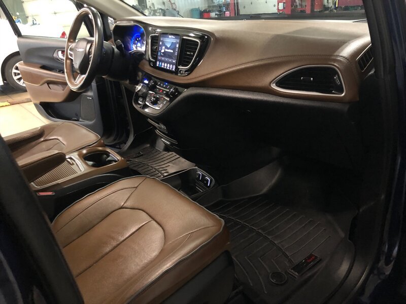 Used 2018 Chrysler Pacifica Limited w/ Tire & Wheel Group FWD image 30